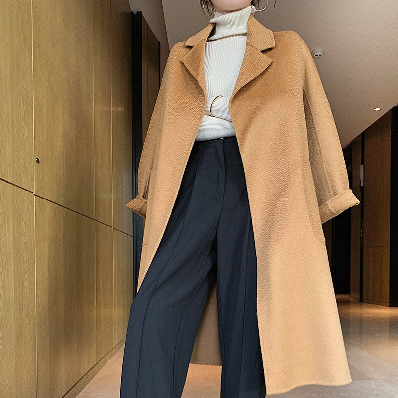 レディース コート アウター 上着 きちんと感 きれいめ シック クラシカル Ｉライン オンオフ兼用 ロング 長袖 Vネック 襟付き フェミニン ウエストリボン ポケット ハイウエスト 大人可愛い きれいめ シンプル 上品 おしゃれ ラフ 主役級 存在感 ベーシック 無地 秋 冬 デート お出かけ 女子会 休日 ショッピング カフェ 重ね着 体型カバー 脚長 普段使い 着回し レイヤード スタイリッシュ スタイルアップ S M L XL キャメル ブラック