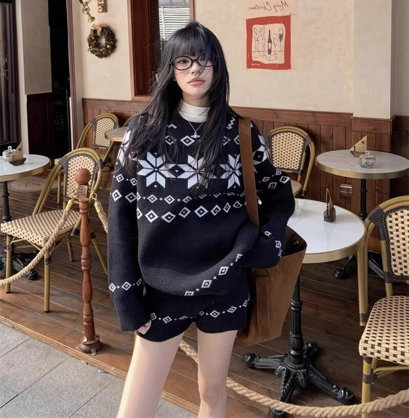 レディース トップス パンツ ボトムス ニット セーター プルオーバー セットアップ ミディアム ショートパンツ ショート 膝上 長袖 ドロップショルダー クルーネック 襟なし オーバーサイズ 編み込み 伸縮性 かわいい 大人可愛い シンプル カジュアル 上品 おしゃれ レトロ こなれ感 ラフ 存在感 抜け感 カントリー ナチュラル ノルディック 秋 冬 クリスマス 学生 学校 通学 デート お出かけ イベント 旅行 休日 ライブ カフェ 脚長 普段使い 着回し インスタ映え S M L ゆったり
