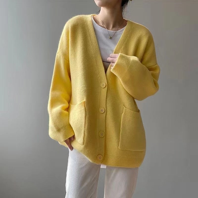 レディース セーター カーディガン 長袖 ドロップショルダー 萌袖 Vネック オーバーサイズ ボタン きれいめ シンプル カジュアル こなれ感 ルーズ ベーシック プレッピー ナチュラル 無地 春 秋 冬 ロングシーズン ママ 学生 学校 通学 デート お出かけ お泊まり アウトドア キャンプ 公園 女子会 休日 ショッピング お花見 コーデ 楽ちん 体型カバー 普段使い 着回し 定番 フリーサイズ 黒 紫 グレー 黄色 オフホワイト ベージュ ピンク 水色 レッド ベーシックカラー 大人カラー 春カラー