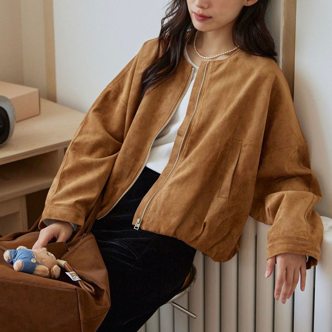 レディース ジャケット ブルゾン アウター 上着 ショート 長袖 ノーカラー ストリート ファスナー ポケット ハイウエスト ヴィンテージ アメカジ スウェード きれいめ シンプル 上品 かっこいい レトロ こなれ感 ラフ メンズライク マニッシュ ボーイッシュ クール モード系 抜け感 ベーシック アメリカン アクティブ ナチュラル ワイルド 無地 秋 冬 お出かけ イベント 旅行 休日 重ね着 体型カバー 普段使い 着回し レイヤード S M L XL 小さいサイズ 大きいサイズ 茶色 ブラウン