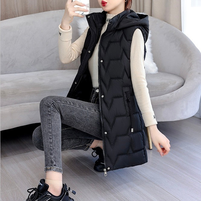 レディース ベスト ダウン アウター 上着 袖なし ノースリーブ ハイネック フード ストレート Iライン ファスナー ポケット ハイウエスト 前開き きれいめ シンプル 上品 おしゃれ かっこいい こなれ感 スポーティー クール 抜け感 かっちり ベーシック アクティブ ナチュラル 無地 秋 冬 お出かけ アウトドア キャンプ イベント 高原 重ね着 暖かい 防寒 普段使い 着回し レイヤード 流行 定番 XL 2XL 3XL 4XL 5XL 大きいサイズ ゆったり 黒 ブラック ベージュ ワインレッド