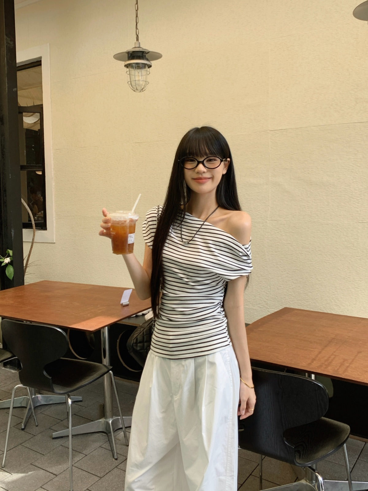 レディース トップス カットソー プルオーバー Ｔシャツ アシンメトリー オフショル オフショルダー 肩見せ ヘルシー 着痩せ シンプル 半袖 フレンチスリーブ スリム かわいい 大人可愛い シンプル カジュアル おしゃれ かっこいい こなれ感 ラフ 主役級 存在感 抜け感 キュート ナチュラル ボーダー 夏 モノトーン お揃い 双子 韓国 オルチャン コーデ 普段使い 着回し スタイルアップ スタイリッシュ S M L XL 2XL 白黒 ブラックホワイト black and white 画像