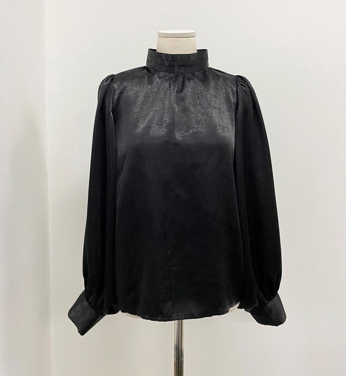 ランタンスリーブ レディース トップス シャツ ブラウス 長袖 ボリューム袖 スタンドカラー フェミニン バックコンシャス コンサバ 大人可愛い きれいめ シンプル 上品 おしゃれ こなれ感  エレガント 存在感 都会的 ラグジュアリー シック 無地 春 秋 誕生日 授業参観 ミーテイング ママ OL オフィス 通勤 学生 学校 通学 デート お出かけ 旅行 レストラン 女子会 休日 ホテル ショッピング カフェ 普段使い 着回し フリーサイズ ゆったり ホワイト ブラック ブラウン 大人カラー