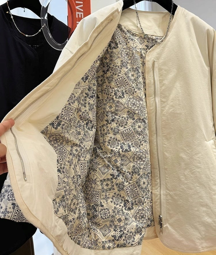 アウター ジャケット 上着 長袖 ラウンドネック 前開き ファスナー ポケット 裏地 ミディアム丈 ヴィンテージ風 かわいい 可愛い 大人可愛い きれいめ シンプル レトロ おしゃれ かっこいい カジュアル こなれ感 個性的 魅力的 主役級 存在感 抜け感 秋 冬 ベーシック ナチュラル エレガント 無地 女性用 レディース ママ マタニティ OL 通勤 学生 通学 デート お出かけ 旅行 休日 アウトドア カフェ ショッピング 普段使い デイリー 着回し S M L トレンド モテ 高見え 高級感