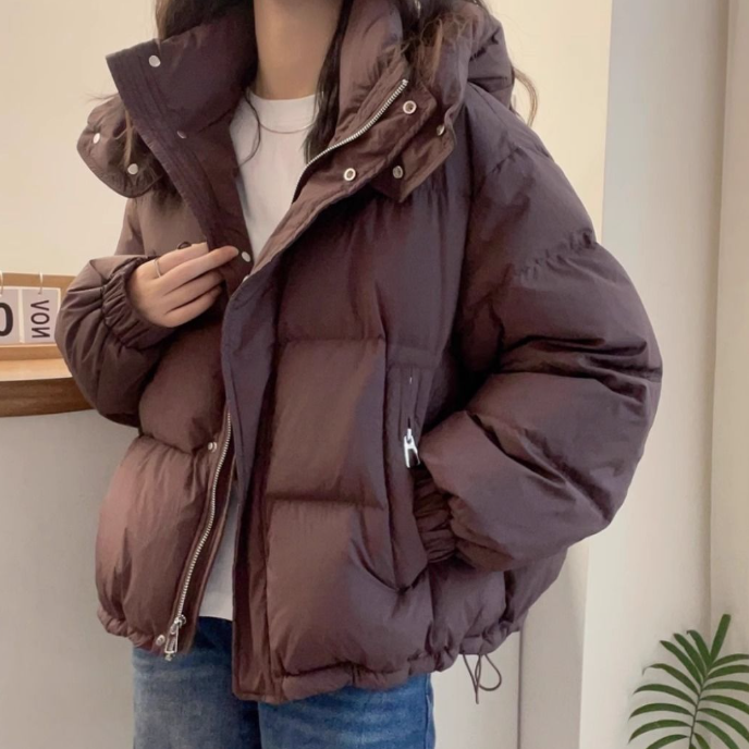 レディース コート アウター 上着 前開き ダウンコート ショート 長袖 ハイネック フード コクーン ファスナー ポケット 前開き ボタン 大人可愛い きれいめ シンプル カジュアル 上品 おしゃれ エレガント 都会的 無地 秋 冬 通勤 デート お出かけ アウトドア イベント レストラン 女子会 休日 ホテル ショッピング カフェ 暖かい 防寒 普段使い M L XL 2XL 3XL 大きいサイズ 黒 ブラック 茶色 ブラウン オフホワイト カーキ ピンク