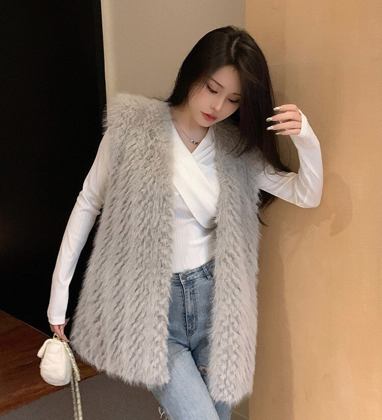 レディース ベスト 羽織 前開き ミディアム 袖なし ノースリーブ Vネック フェミニン フェイクファー かわいい 大人可愛い きれいめ シンプル 上品 おしゃれ こなれ感 存在感 キュート 都会的 ラグジュアリー 無地 秋 冬 誕生日 バレンタイン クリスマス ママ デート お出かけ パーティー イベント 旅行 レストラン 女子会 休日 ホテル ショッピング カフェ 普段使い 着回し ゆったり ゆる フリーサイズ グレー カーキ ベーシックカラー 大人カラー
