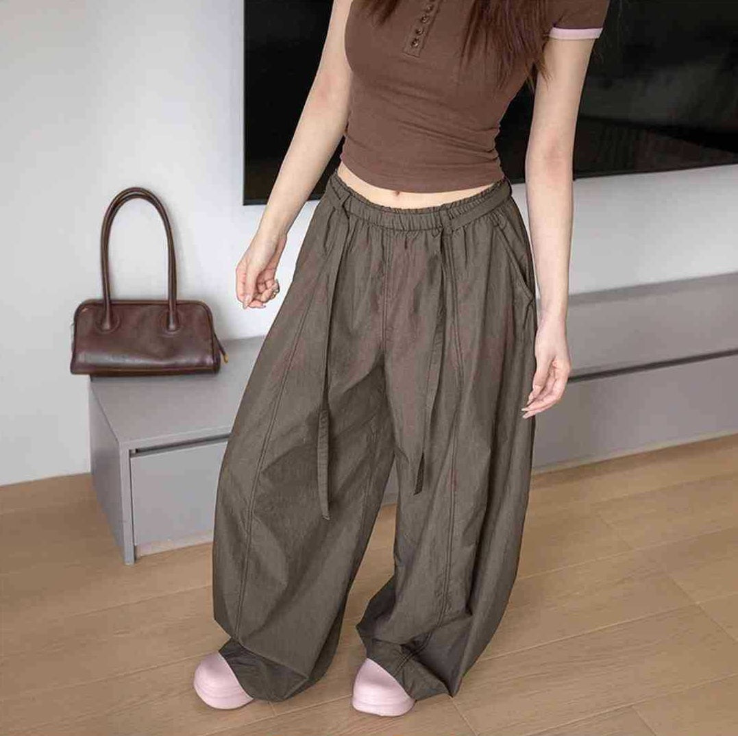 レディース パンツ ボトムス ワイドパンツ ロング ワイド 裾ワイド タック ポケット ハイウエスト 薄手 大人可愛い シンプル カジュアル おしゃれ かっこいい こなれ感 個性的 主役級 存在感 都会的 無地 春 夏 秋 冬 オールシーズン ロングシーズン ママ デート お出かけ 旅行 合コン 韓国 オルチャン 体型カバー 美脚 脚長 普段使い 着回し モテ 清楚 流行 インスタ映え 定番 S M L XL 大きいサイズ 茶色 ブラウン グレー オフホワイト ブルー