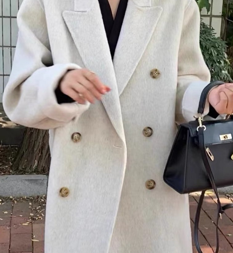 レディース コート アウター 上着 ロングコート ダブルボタン ロング 長袖 Vネック Iライン かわいい 大人可愛い きれいめ シンプル カジュアル 上品 おしゃれ こなれ感 モード系 主役級 存在感 抜け感 都会的 無地 秋 冬 通勤 デート お出かけ お泊まり パーティー イベント リゾート 旅行 レストラン 女子会 休日 バカンス ホテル ショッピング カフェ 暖かい 防寒 体型カバー 普段使い S M 白 ホワイト 黒 ブラック 茶色 ブラウン グレー