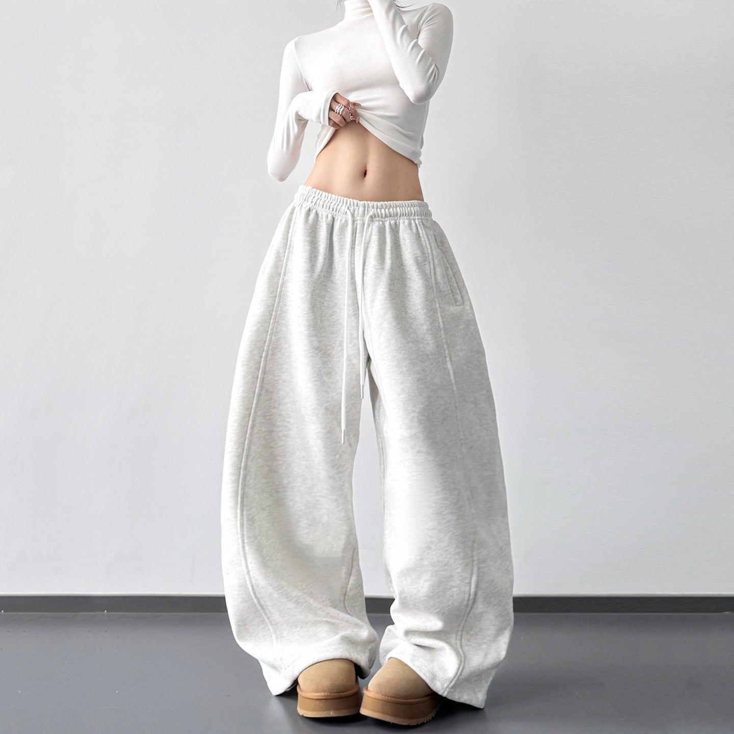 レディース パンツ ボトムス ワイドパンツ ロング ワイド 裾ワイド ポケット ハイウエスト ウエストゴム シンプル カジュアル おしゃれ かっこいい エキゾチック こなれ感 ラフ メンズライク マニッシュ ボーイッシュ スポーティー 個性的 主役級 存在感 都会的 ナチュラル 無地 春 夏 秋 ロングシーズン お出かけ イベント 旅行 女子会 合コン 韓国 オルチャン 楽ちん 美脚 脚長 普段使い 着回し モテ 清楚 流行 インスタ映え 定番 S M L XL 白 ホワイト 黒 ブラック グレー