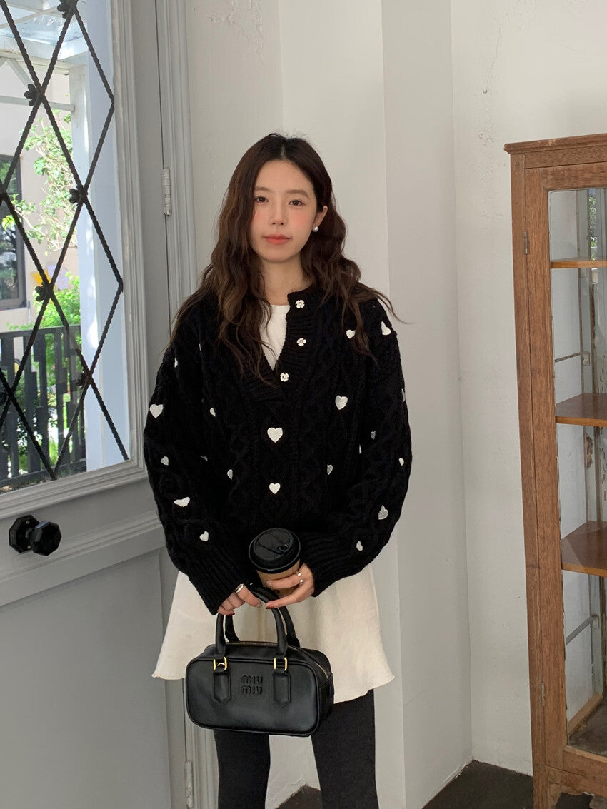 レディース トップス ニット セーター ミディアム 長袖 ヘンリーネック オーバーサイズ フェミニン かわいい 大人可愛い シンプル カジュアル おしゃれ こなれ感 ラフ ガーリー ルーズ 個性的 存在感 キュート ナチュラル ケーブル柄 ハート柄 秋 冬 ママ 通勤 学生 学校 部活 デート お出かけ お泊まり アウトドア 旅行 公園 女子会 休日 ショッピング ライブ カフェ ランチ お家時間 韓国 コーデ 普段使い モテ ゆったり ゆる フリーサイズ ブラック ベージュ ベーシックカラー 大人カラー