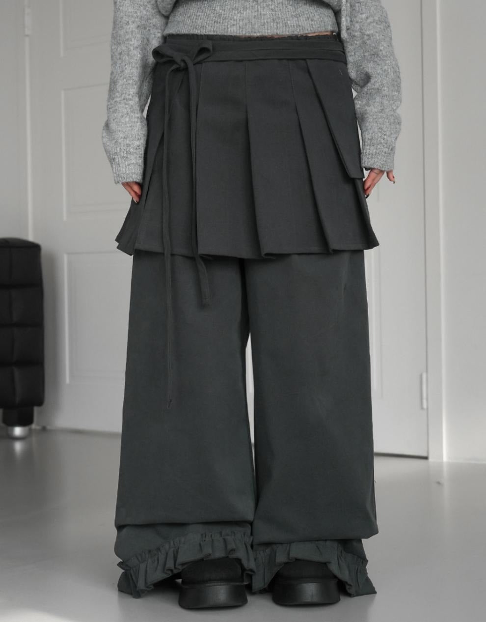 レディース スカート ワイドパンツ パンツ ボトムス ２点セット ワイド Aライン プリーツ フリル リボン ウエストリボン かわいい 大人可愛い おしゃれ ガーリー 主役級 存在感 抜け感 キュート ロマンティック ナチュラル デート お出かけ イベント 女子会 休日 ショッピング カフェ モノトーン 重ね着 体型カバー 美脚 脚長 普段使い 着回し レイヤード トレンド 流行 インスタ映え スタイルアップ スタイリッシュ ゆったり ゆる フリーサイズ ワンサイズ ダークグレー ブラック