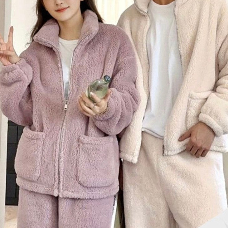 レディース トップス パンツ ボトムス ルームウェア パジャマ 部屋着 セットアップ 2点セット 上下セット 寝巻き ストレートパンツ ロングパンツ 丈長 フルレングス 長袖 襟付き フェミニン もこもこ ふわふわ ファスナー ポケット ハイウエスト かわいい 大人可愛い きれいめ シンプル おしゃれ ロマンティック ナチュラル 無地 秋 冬 ペア 男女兼用 ユニセックス お泊まり 定番 M L XL 2XL 小さいサイズ 大きいサイズ ゆったり ゆる 白 ホワイト 紫 茶色 ブラウン ピンク パープル