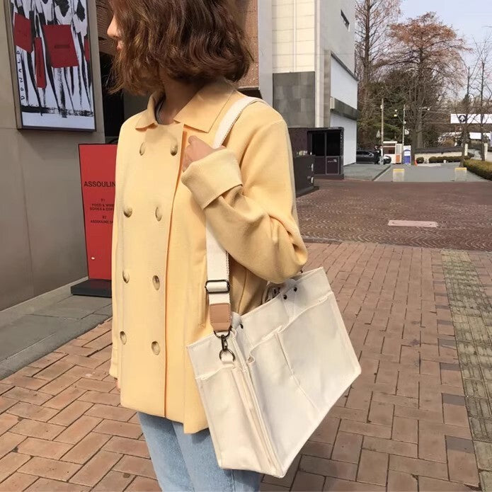 バッグ カバン ショルダー ハンドバッグ 斜めがけ 肩がけ デイバッグ 大容量 多収納 多機能 便利 自立 スクエア 四角 ポケット サイドポケット 帆布 キャンバス きれいめ シンプル カジュアル お洒落 かっこいい こなれ感 ラフ ボーイッシュ スポーティー クール 抜け感 クラシック マニッシュ スタイリッシュ 無地 通学 お出かけ イベント 旅行 お買い物 休日 普段使い 双子 韓国 コーデ スタイル 高見え 格上げ モテ ユニセックス 春 夏 秋 冬 シーズンレス 白 黒 ホワイト ブラック