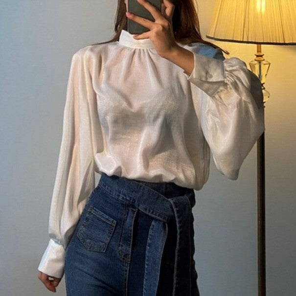 ランタンスリーブ レディース トップス シャツ ブラウス 長袖 ボリューム袖 スタンドカラー フェミニン バックコンシャス コンサバ 大人可愛い きれいめ シンプル 上品 おしゃれ こなれ感  エレガント 存在感 都会的 ラグジュアリー シック 無地 春 秋 誕生日 授業参観 ミーテイング ママ OL オフィス 通勤 学生 学校 通学 デート お出かけ 旅行 レストラン 女子会 休日 ホテル ショッピング カフェ 普段使い 着回し フリーサイズ ゆったり ホワイト ブラック ブラウン 大人カラー