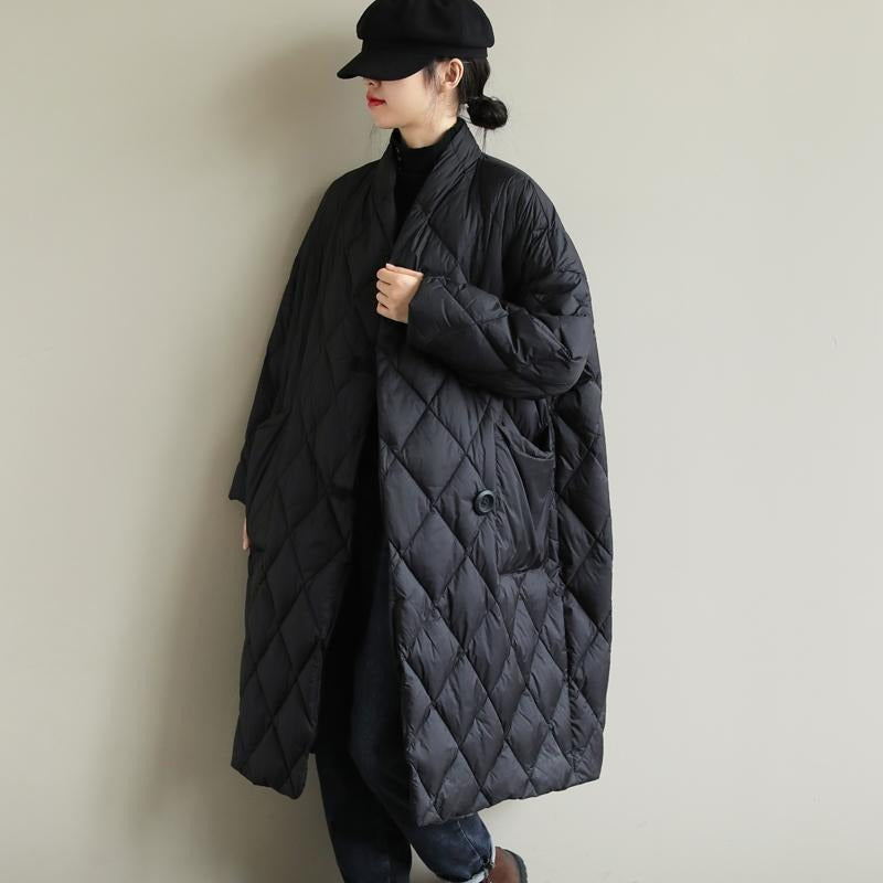 レディース アウター 上着 中綿コート キルティング ロング Vネック ワイド フェミニン ポケット 前開き ボタン 大人可愛い シンプル カジュアル おしゃれ こなれ感 ラフ ルーズ 主役級 存在感 抜け感 ナチュラル リラックス 無地 秋 冬 デート お出かけ アウトドア キャンプ 公園 女子会 休日 ショッピング カフェ 散歩 重ね着 暖かい 防寒 体型カバー 普段使い 着回し レイヤード スタイリッシュ スタイルアップ L XL 2XL ブラック ベージュ カーキ レッド