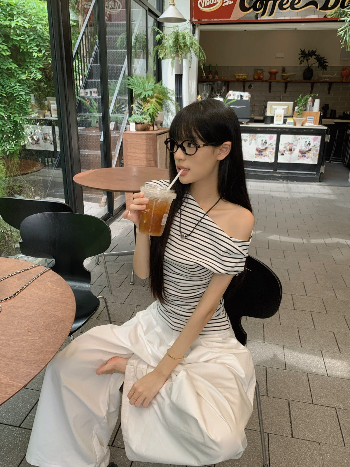 レディース トップス カットソー プルオーバー Ｔシャツ アシンメトリー オフショル オフショルダー 肩見せ ヘルシー 着痩せ シンプル 半袖 フレンチスリーブ スリム かわいい 大人可愛い シンプル カジュアル おしゃれ かっこいい こなれ感 ラフ 主役級 存在感 抜け感 キュート ナチュラル ボーダー 夏 モノトーン お揃い 双子 韓国 オルチャン コーデ 普段使い 着回し スタイルアップ スタイリッシュ S M L XL 2XL 白黒 ブラックホワイト black and white 画像