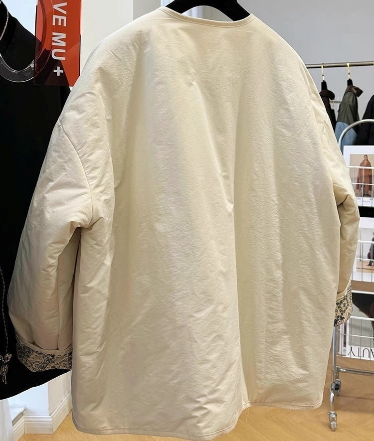 アウター ジャケット 上着 長袖 ラウンドネック 前開き ファスナー ポケット 裏地 ミディアム丈 ヴィンテージ風 かわいい 可愛い 大人可愛い きれいめ シンプル レトロ おしゃれ かっこいい カジュアル こなれ感 個性的 魅力的 主役級 存在感 抜け感 秋 冬 ベーシック ナチュラル エレガント 無地 女性用 レディース ママ マタニティ OL 通勤 学生 通学 デート お出かけ 旅行 休日 アウトドア カフェ ショッピング 普段使い デイリー 着回し S M L トレンド モテ 高見え 高級感