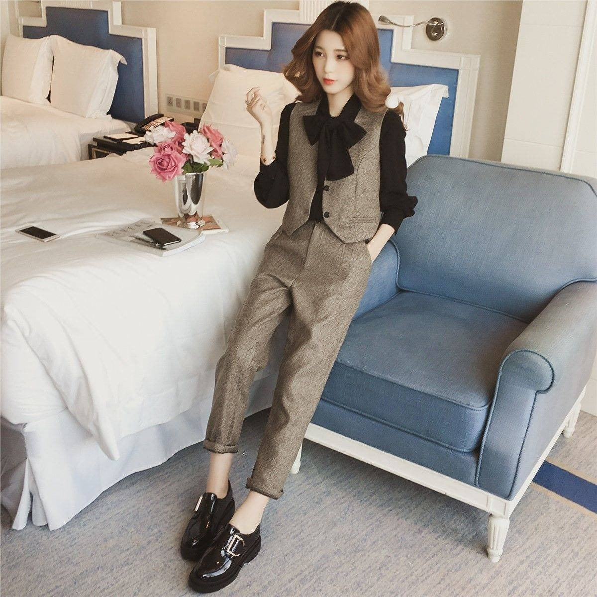 レディース ３点セット 上下セット セットアップ シャツ ブラウス ベスト パンツ タイト スリム 細身 リボン かわいい 大人可愛い きれいめ シンプル 上品 おしゃれ かっこいい 主役級 存在感 フォーマル 抜け感 キュート ラグジュアリー ベーシック ナチュラル シック 春 秋 入学式 入園式 卒業式 卒園式 ロングシーズン 発表会 お出かけ イベント 重ね着 体型カバー 脚長 着回し レイヤード スタイリッシュ スタイルアップ S M L XL コーヒーブラウン