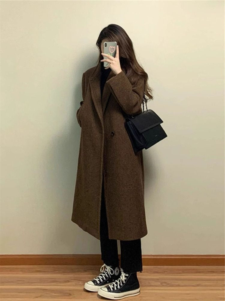 レディース コート アウター 上着 チェスターコート ロングチェスターコート シンプル クラシック マニッシュ Vネック ポケット 前開き ボタン かわいい 大人可愛い シンプル カジュアル おしゃれ かっこいい こなれ感 ラフ 主役級 存在感 抜け感 ナチュラル シック 無地 秋 冬 デート お出かけ 女子会 休日 ショッピング カフェ 重ね着 暖かい 体型カバー 普段使い 着回し レイヤード スタイリッシュ スタイルアップ S M L XL 2XL ゆったり ブラウン ブラック