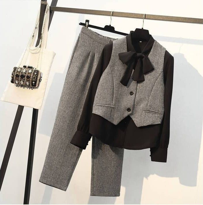 レディース ３点セット 上下セット セットアップ シャツ ブラウス ベスト パンツ タイト スリム 細身 リボン かわいい 大人可愛い きれいめ シンプル 上品 おしゃれ かっこいい 主役級 存在感 フォーマル 抜け感 キュート ラグジュアリー ベーシック ナチュラル シック 春 秋 入学式 入園式 卒業式 卒園式 ロングシーズン 発表会 お出かけ イベント 重ね着 体型カバー 脚長 着回し レイヤード スタイリッシュ スタイルアップ S M L XL コーヒーブラウン