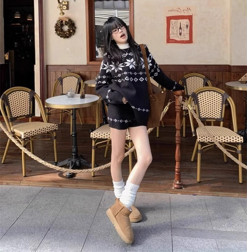 レディース トップス パンツ ボトムス ニット セーター プルオーバー セットアップ ミディアム ショートパンツ ショート 膝上 長袖 ドロップショルダー クルーネック 襟なし オーバーサイズ 編み込み 伸縮性 かわいい 大人可愛い シンプル カジュアル 上品 おしゃれ レトロ こなれ感 ラフ 存在感 抜け感 カントリー ナチュラル ノルディック 秋 冬 クリスマス 学生 学校 通学 デート お出かけ イベント 旅行 休日 ライブ カフェ 脚長 普段使い 着回し インスタ映え S M L ゆったり