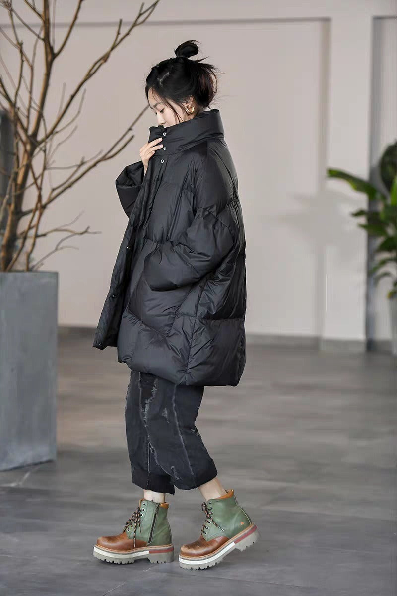 レディース コート ダウン アウター 上着 ダウンコート スタンドカラー 長袖 ファスナー ポケット 前開き ボタン 大人可愛い シンプル カジュアル おしゃれ こなれ感 ラフ 主役級 存在感 抜け感 ナチュラル リラックス 無地 秋 冬 デート お出かけ 公園 休日 ショッピング カフェ 重ね着 暖かい 防寒 プレゼント 体型カバー 普段使い 着回し レイヤード トレンド スタイリッシュ スタイルアップ S M L XL 2XL 3XL アイボリー ブラック