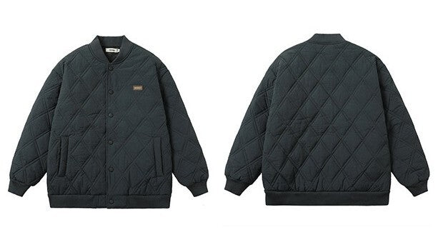メンズ コート アウター 上着 羽織 前開き キルティングコート ミドル丈 長袖 ドロップショルダー 襟付き ベースボールカラー ストリート ポケット ボタン アメカジ シンプル カジュアル おしゃれ かっこいい こなれ感 ラフ クール 無地 秋 冬 男女兼用 ユニセックス 通勤 学生 学校 通学 デート お出かけ アウトドア 旅行 公園 休日 ショッピング ライブ カフェ フェス 韓国 コーデ 楽ちん 普段使い 着回し M L XL 2XL 大きいサイズ グレー カーキ 緑 グリーン ベーシックカラー