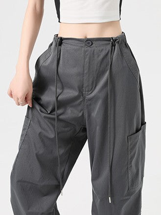 パラシュートパンツ レディース パンツ ボトムス ロングパンツ ワイドパンツ カーゴパンツ 丈長 ロング ワイド ストリート ポケット ハイウエスト ウエストゴム ドロスト ボタン アメカジ シンプル カジュアル おしゃれ かっこいい メンズライク ボーイッシュ ルーズ クール ナチュラル 無地 春 夏 ママ 通勤 学生 学校 通学 デート お出かけ 旅行 公園 女子会 休日 ショッピング お花見 カフェ 普段使い 着回し S M L XL ブラック ダークグレー カーキ ベーシックカラー
