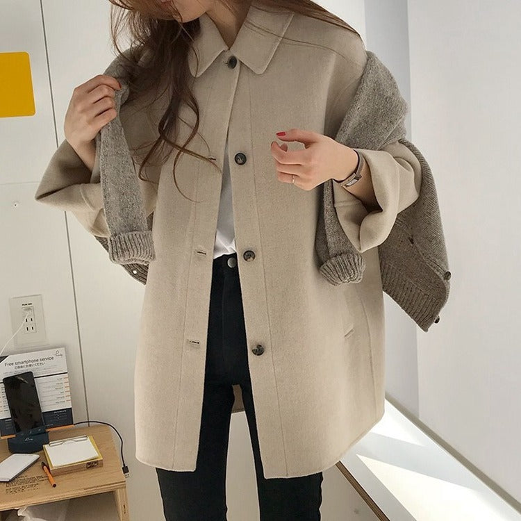 レディース コート ステンカラーコート シンプル ハーフコート 長袖 ドロップショルダー ポケット 前開き かわいい 大人可愛い シンプル カジュアル おしゃれ こなれ感 ラフ 主役級 存在感 抜け感 ベーシック ナチュラル 無地 秋 冬 デート お出かけ 旅行 女子会 休日 ショッピング カフェ 重ね着 暖かい 防寒 体型カバー 脚長 普段使い 着回し レイヤード スタイルアップ スタイリッシュ S M L XL ゆったり ゆる キャメル ブラック アプリコット