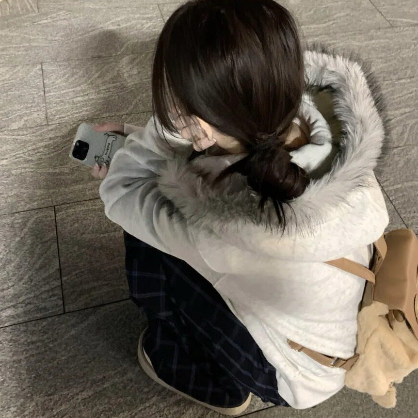レディース トップス パーカー 上着 ショート 長袖 フード 細身 ストリート ふわふわ ファスナー ポケット 前開き ジップ ファー 薄手 綿 コットン 大人可愛い シンプル カジュアル おしゃれ かっこいい ラフ 存在感 抜け感 アメリカン 無地 ロゴ 秋 10代 20代 30代 40代 学生 デート お出かけ アウトドア 旅行 公園 女子会 休日 ショッピング ライブ 韓国 コーデ 楽ちん 普段使い 着回し モテ トレンド 流行 定番 スタイル M L XL 2XL ゆる グレー ライトグレー 灰色