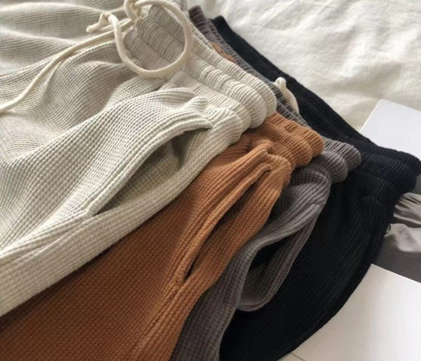 レディース パンツ ボトムス ルームウェア 部屋着 ショートパンツ ワイドパンツ ショート 膝上 フェミニン ポケット ハイウエスト ウエストゴム ドロスト アメカジ 大人可愛い きれいめ シンプル カジュアル 上品 おしゃれ こなれ感 ラフ 抜け感 ベーシック 無地 春 夏 学生 学校 通学 部活 お出かけ お泊まり リゾート 海 ビーチ 公園 休日 ショッピング お家時間 脚長 普段使い 着回し 定番 M L XL 2XL 大きいサイズ ゆったり 黒 ブラック ライトグレー ダークグレー キャラメル