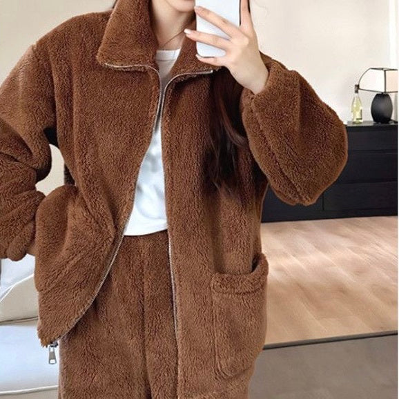 レディース トップス パンツ ボトムス ルームウェア パジャマ 部屋着 セットアップ 2点セット 上下セット 寝巻き ストレートパンツ ロングパンツ 丈長 フルレングス 長袖 襟付き フェミニン もこもこ ふわふわ ファスナー ポケット ハイウエスト かわいい 大人可愛い きれいめ シンプル おしゃれ ロマンティック ナチュラル 無地 秋 冬 ペア 男女兼用 ユニセックス お泊まり 定番 M L XL 2XL 小さいサイズ 大きいサイズ ゆったり ゆる 白 ホワイト 紫 茶色 ブラウン ピンク パープル