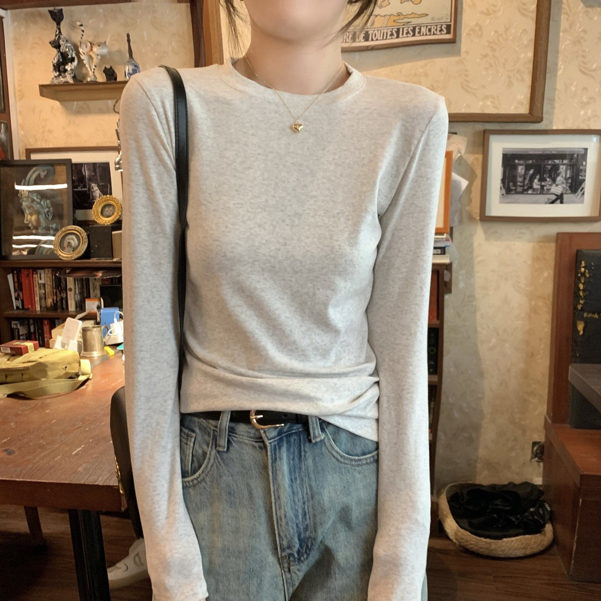 レディース トップス シャツ インナー 長袖 シンプル 無地 オールシーズン デート お出かけ ショッピング カフェ モノトーン コーデ 楽ちん 清楚 S M L XL 2XL 白 黒 グレー ネイビー クルーネック　大人カジュアル 着る毛布 襟なし タイト かわいい 大人可愛い きれいめ シンプル カジュアル 上品 こなれ感 ラフ キュート 春 夏 秋 冬 オールシーズン 母の日 ペア 男女兼用 オフィス ビジネス 通勤 アウトドア イベント 旅行 発表会 コンサート ライブ 重ね着 韓国 暖かい 防寒