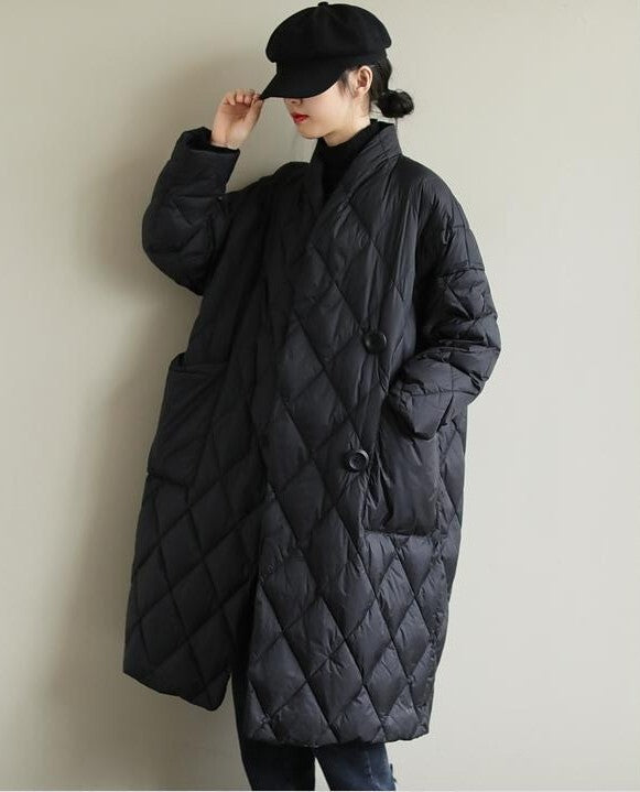 レディース アウター 上着 中綿コート キルティング ロング Vネック ワイド フェミニン ポケット 前開き ボタン 大人可愛い シンプル カジュアル おしゃれ こなれ感 ラフ ルーズ 主役級 存在感 抜け感 ナチュラル リラックス 無地 秋 冬 デート お出かけ アウトドア キャンプ 公園 女子会 休日 ショッピング カフェ 散歩 重ね着 暖かい 防寒 体型カバー 普段使い 着回し レイヤード スタイリッシュ スタイルアップ L XL 2XL ブラック ベージュ カーキ レッド