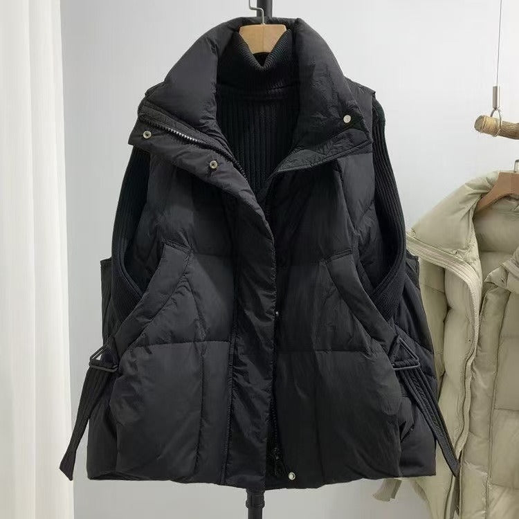 レディース ベスト アウター 上着 羽織 前開き 中綿ベスト ミドル丈 袖なし ノースリーブ スタンドカラー フェミニン ファスナー ポケット ボタン 中綿 かわいい 大人可愛い きれいめ シンプル カジュアル 上品 おしゃれ こなれ感 抜け感 ベーシック 無地 秋 冬 通勤 学生 学校 通学 デート お出かけ お泊まり 女子会 休日 高原 ガーデン ショッピング カフェ 暖かい 防寒 普段使い 着回し M L XL 2XL 3XL 大きいサイズ ゆったり 黒 ブラック 茶色 ブラウン オフホワイト