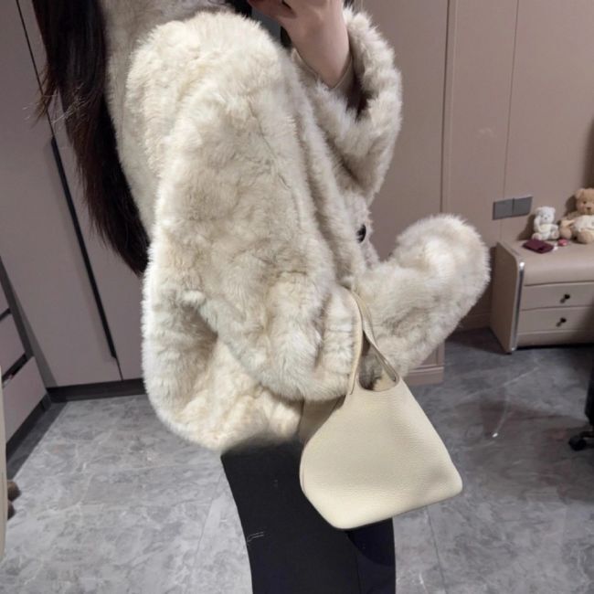レディース コート アウター ファー フェミニン もこもこ 中綿 かわいい 大人可愛い きれいめ シンプル カジュアル おしゃれ レトロ こなれ感 エレガント とろみ感 ラブリー キュート 都会的 ラグジュアリー 無地 秋 冬 OL 通勤 通学 デート お出かけ リゾート 旅行 公園 女子会 休日 ホテル ショッピング カフェ ランチ 韓国 オルチャン コーデ 楽ちん 暖かい 防寒 体型カバー プチプラ 普段使い 着回し モテ トレンド 流行 インスタ映え 定番 S M L 茶色 ブラウン ベージュ