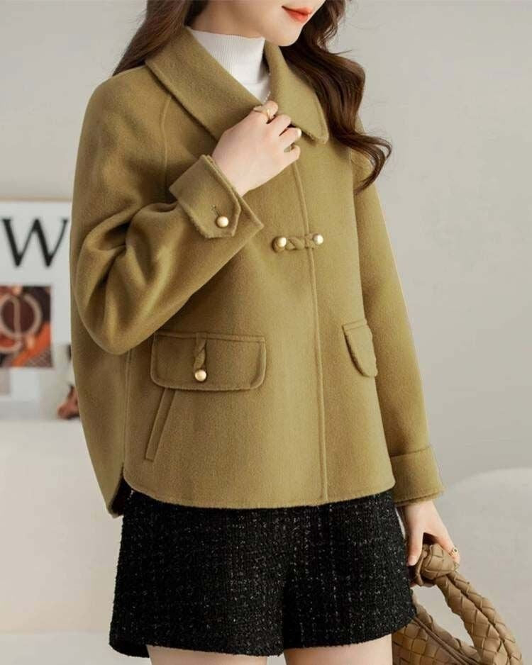 レディース コート アウター 上着 ショート 長袖 襟付き フェミニン ポケット ボタン かわいい 大人可愛い きれいめ シンプル カジュアル 上品 おしゃれ こなれ感 ガーリー エレガント フォーマル 抜け感 ベーシック 無地 秋 冬 通勤 学生 学校 通学 デート お出かけ お泊まり 女子会 休日 高原 ガーデン ショッピング カフェ 暖かい 防寒 普段使い 着回し 定番 L XL 2XL 3XL 4XL 大きいサイズ ゆったり 黒 ブラック オフホワイト キャメル