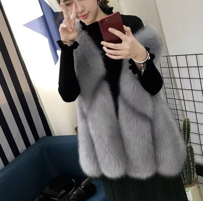 レディース ベスト 上着 ファー 羽織 前開き ミドル丈 袖なし ノースリーブ Vネック 襟なし Iライン フェミニン もこもこ ふわふわ 前開き かわいい 大人可愛い きれいめ シンプル カジュアル 上品 おしゃれ エレガント ラグジュアリー 無地 秋 冬 通勤 デート お出かけ パーティー イベント 旅行 レストラン 女子会 休日 バカンス ホテル ショッピング カフェ コーデ 楽ちん 暖かい 防寒 体型カバー 普段使い S M L XL 2XL 大きいサイズ 白 ホワイト グレー
