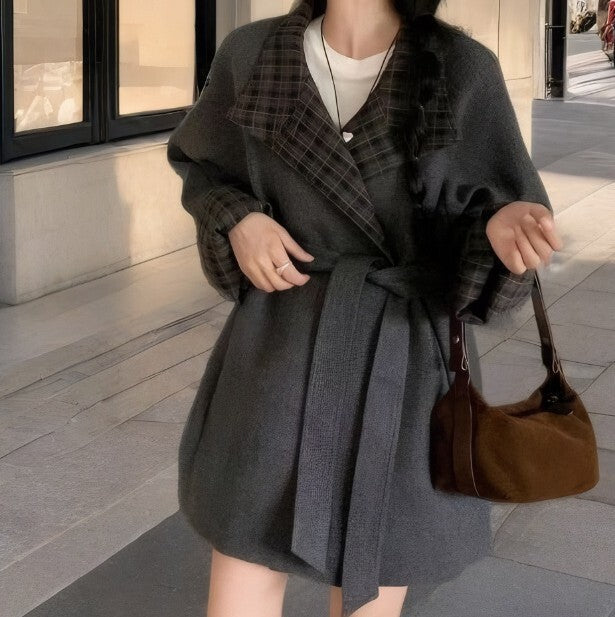 襟2way レディース アウター 上着 羽織 前開き ミディアム 膝上 長袖 ラグラン 襟付き スタンドカラー ワイド オーバーサイズ ベルト ウエストマーク ボタン かわいい 大人可愛い シンプル カジュアル 上品 おしゃれ レトロ こなれ感 エレガント 抜け感 シック 無地 チェック 秋 冬 ママ 通勤 学生 学校 通学 デート お出かけ 旅行 レストラン 女子会 休日 ホテル ショッピング カフェ 普段使い 着回し S M L ゆったり ゆる グレー ベーシックカラー 秋カラー