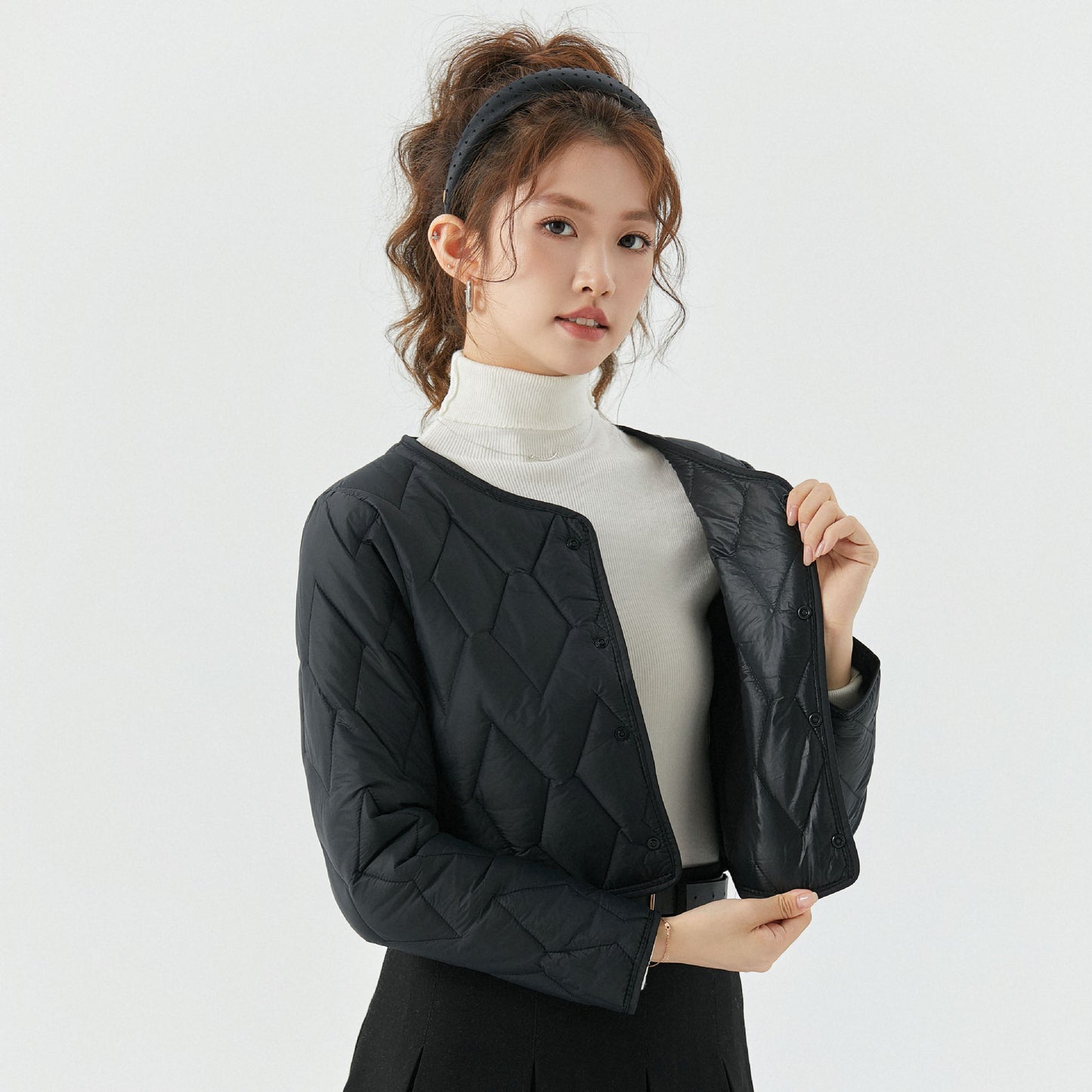 レディース ジャケット 上着 ショート 長袖 ラウンドネック ノーカラー スリム 細身 薄手 大人可愛い シンプル カジュアル おしゃれ こなれ感 個性的 主役級 存在感 抜け感 都会的 無地 春 秋 ロングシーズン ママ 通勤 通学 デート お出かけ 旅行 重ね着 韓国 オルチャン 楽ちん 体型カバー 普段使い 着回し レイヤード 流行 インスタ映え M L XL 2XL 3XL 4XL 大きいサイズ ビッグ 白 ホワイト 黒 ブラック ピンク