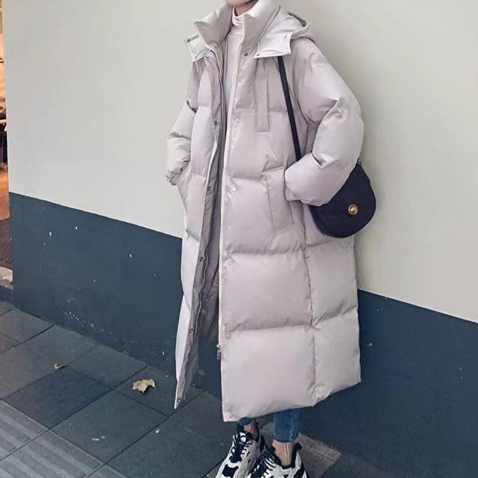 レディース コート ダウン アウター 上着 前開き ロングコート ダウンコート ロング 長袖 スタンドカラー フード ストレート ふっくら ファスナー ポケット ボタン 厚手 中綿 大人可愛い シンプル カジュアル おしゃれ こなれ感 ルーズ 無地 冬 ママ 10代 20代 30代 40代 通勤 通学 お出かけ アウトドア キャンプ 旅行 公園 休日 高原 ショッピング 韓国 コーデ 暖かい 防寒 トレンド 流行 M L XL 2XL 3XL 黒 ブラック ブラウン オフホワイト カーキ オレンジ ブルー