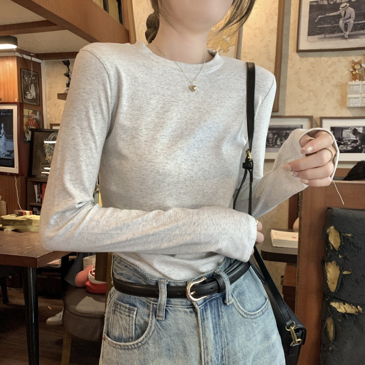 レディース トップス シャツ インナー 長袖 シンプル 無地 オールシーズン デート お出かけ ショッピング カフェ モノトーン コーデ 楽ちん 清楚 S M L XL 2XL 白 黒 グレー ネイビー クルーネック　大人カジュアル 着る毛布 襟なし タイト かわいい 大人可愛い きれいめ シンプル カジュアル 上品 こなれ感 ラフ キュート 春 夏 秋 冬 オールシーズン 母の日 ペア 男女兼用 オフィス ビジネス 通勤 アウトドア イベント 旅行 発表会 コンサート ライブ 重ね着 韓国 暖かい 防寒