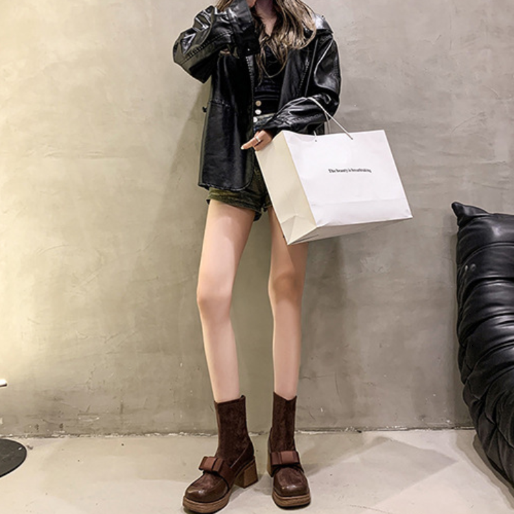 レディース ブーツ ショートブーツ 5cm ミドルヒール リボン 防寒 暖かい 美脚 脚長 かわいい 大人可愛い シンプル カジュアル 上品 おしゃれ 主役級 存在感 クラシック フェミニン 無地 秋 冬 無地 デート お出かけ パーティー イベント 旅行 ホテル レストラン 休日 デイリー 普段使い 韓国 コーデ 高見え 格上げ モテ 22.5cm 23.0cm 23.5cm 24.0cm 24.5cm 25.0cm 黒 茶色 ブラック ブラウン