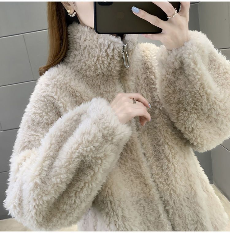 レディース アウター 上着 羽織 ミディアム 前開き 長袖 ハイネック スタンドカラー もこもこ ふわふわ ファスナー ファー かわいい おとな可愛い シンプル カジュアル おしゃれ キュート ナチュラル 無地 秋 冬 ママ 通勤 学生 学校 通学 デート お出かけ 旅行 公園 女子会 休日 ショッピング カフェ 防寒 体型カバー 普段使い 着回し S M L XL 2XL 3XL 大きいサイズ ゆったり ダークグレー ベージュ グリーン ベーシックカラー 秋カラー