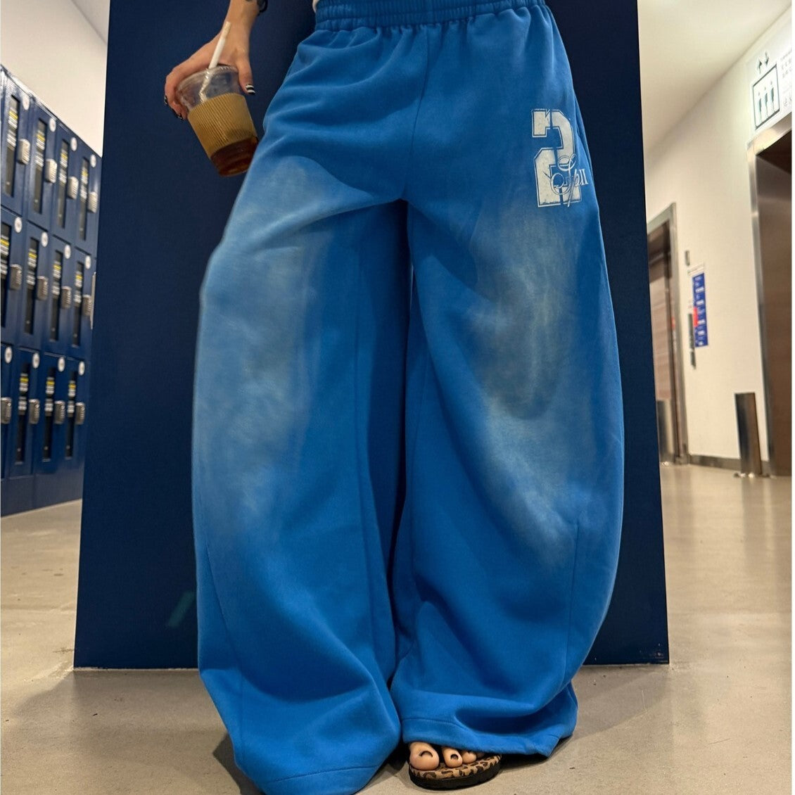 レディース パンツ ボトムス ロングパンツ ワイドパンツ ロング ワイド ストレート Iライン 裾ワイド ポケット ハイウエスト ウエストゴム 薄手 大人可愛い おしゃれ かっこいい エキゾチック こなれ感 ラフ ボーイッシュ 個性的 主役級 存在感 ロゴ 春 夏 秋 冬 オールシーズン ママ デート お出かけ お泊まり 旅行 ジム 公園 女子会 韓国 オルチャン 楽ちん 体型カバー 普段使い インスタ映え S M L XL 2XL 大きいサイズ ゆったり ゆる 黒 ブラック ブルー
