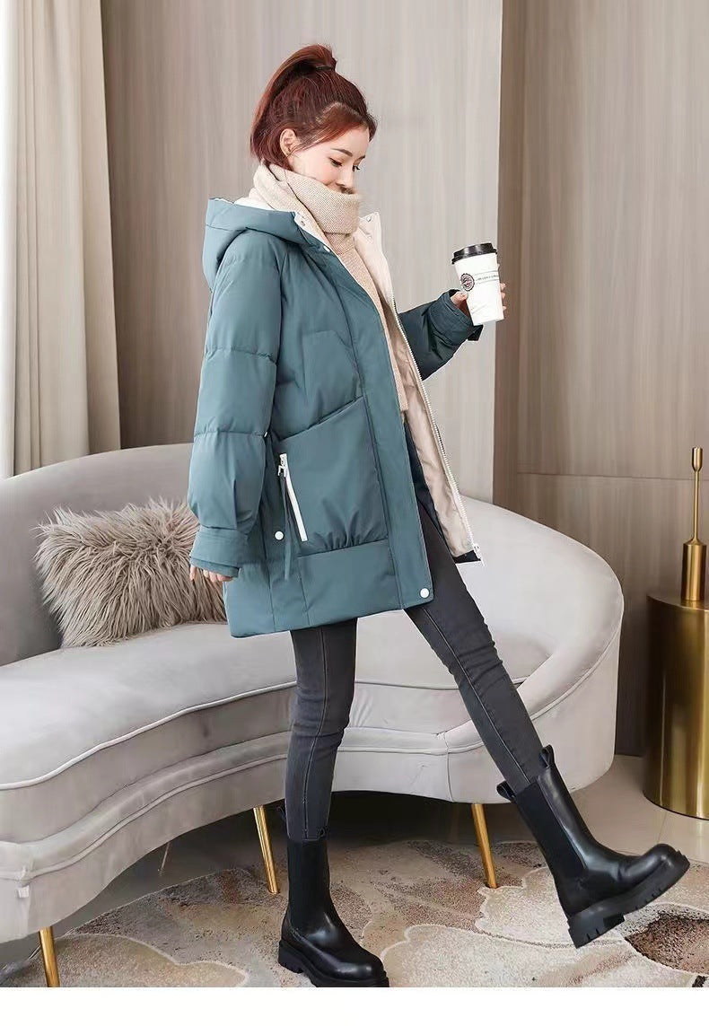 レディース コート ダウン アウター 上着 ロングコート ダウンコート 膝上 長袖 ハイネック フード ストレート Iライン ポケット 前開き ボタン 大人可愛い シンプル カジュアル おしゃれ かっこいい こなれ感 ラフ 個性的 主役級 存在感 都会的 無地 秋 冬 ロングシーズン ママ 通勤 通学 デート お出かけ 旅行 公園 女子会 合コン 韓国 オルチャン 体型カバー 普段使い 着回し トレンド インスタ映え M L XL 2XL 大きいサイズ 白 黒 ブラック カーキ