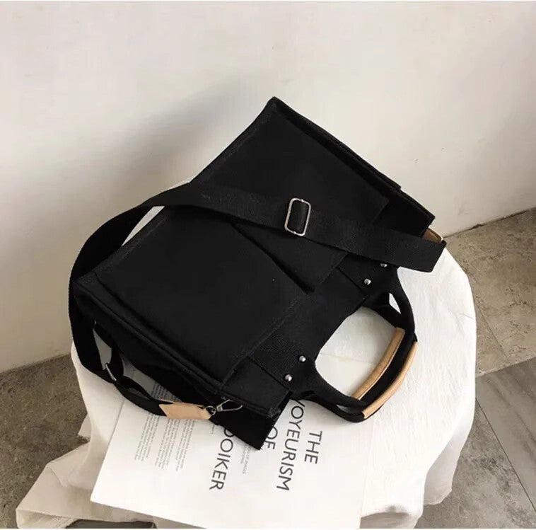 バッグ カバン ショルダー ハンドバッグ 斜めがけ 肩がけ デイバッグ 大容量 多収納 多機能 便利 自立 スクエア 四角 ポケット サイドポケット 帆布 キャンバス きれいめ シンプル カジュアル お洒落 かっこいい こなれ感 ラフ ボーイッシュ スポーティー クール 抜け感 クラシック マニッシュ スタイリッシュ 無地 通学 お出かけ イベント 旅行 お買い物 休日 普段使い 双子 韓国 コーデ スタイル 高見え 格上げ モテ ユニセックス 春 夏 秋 冬 シーズンレス 白 黒 ホワイト ブラック