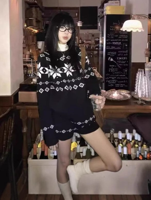 レディース トップス パンツ ボトムス ニット セーター プルオーバー セットアップ ミディアム ショートパンツ ショート 膝上 長袖 ドロップショルダー クルーネック 襟なし オーバーサイズ 編み込み 伸縮性 かわいい 大人可愛い シンプル カジュアル 上品 おしゃれ レトロ こなれ感 ラフ 存在感 抜け感 カントリー ナチュラル ノルディック 秋 冬 クリスマス 学生 学校 通学 デート お出かけ イベント 旅行 休日 ライブ カフェ 脚長 普段使い 着回し インスタ映え S M L ゆったり