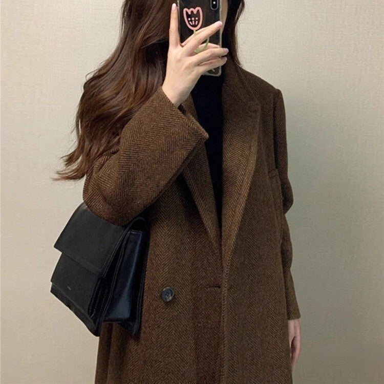 レディース コート アウター 上着 チェスターコート ロングチェスターコート シンプル クラシック マニッシュ Vネック ポケット 前開き ボタン かわいい 大人可愛い シンプル カジュアル おしゃれ かっこいい こなれ感 ラフ 主役級 存在感 抜け感 ナチュラル シック 無地 秋 冬 デート お出かけ 女子会 休日 ショッピング カフェ 重ね着 暖かい 体型カバー 普段使い 着回し レイヤード スタイリッシュ スタイルアップ S M L XL 2XL ゆったり ブラウン ブラック