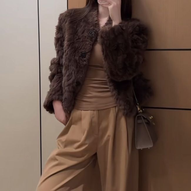レディース コート アウター ファー フェミニン もこもこ 中綿 かわいい 大人可愛い きれいめ シンプル カジュアル おしゃれ レトロ こなれ感 エレガント とろみ感 ラブリー キュート 都会的 ラグジュアリー 無地 秋 冬 OL 通勤 通学 デート お出かけ リゾート 旅行 公園 女子会 休日 ホテル ショッピング カフェ ランチ 韓国 オルチャン コーデ 楽ちん 暖かい 防寒 体型カバー プチプラ 普段使い 着回し モテ トレンド 流行 インスタ映え 定番 S M L 茶色 ブラウン ベージュ